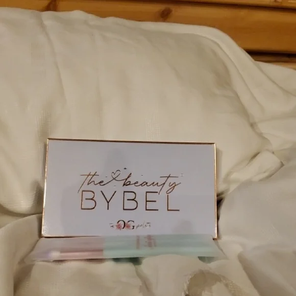 The Beauty Bybel Color Palette With Brush Set - Picture 1 of 1